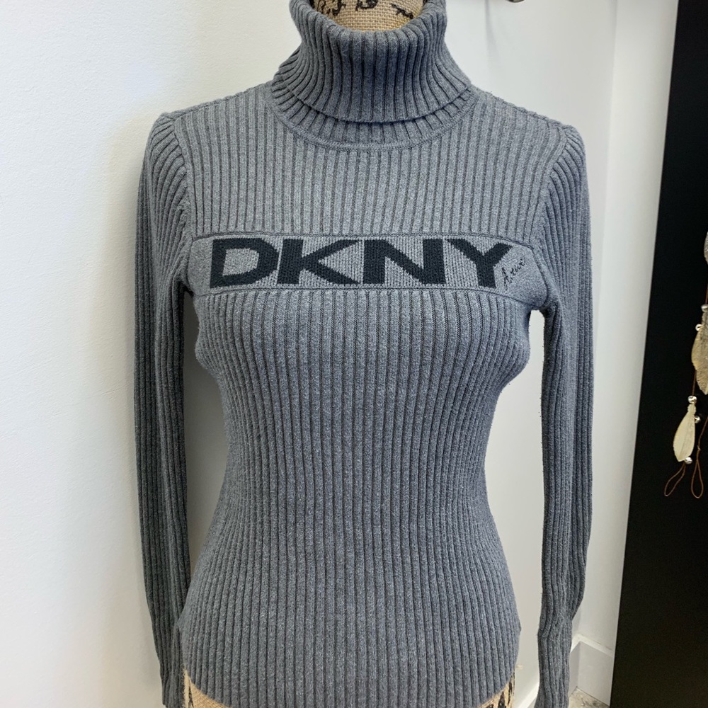 Sweeter DKNY size S, used in good condition.